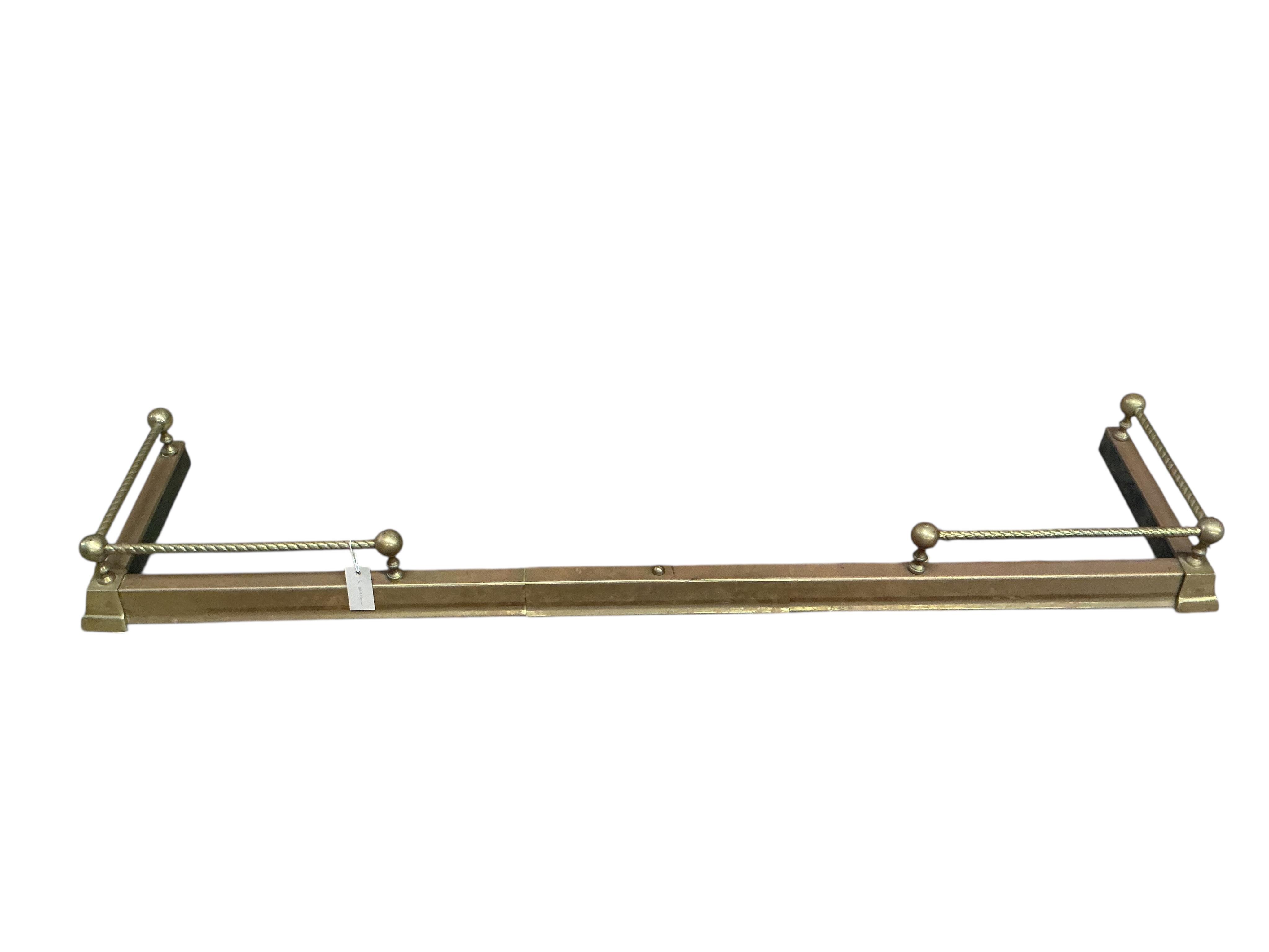An Edwardian telescopic brass fender